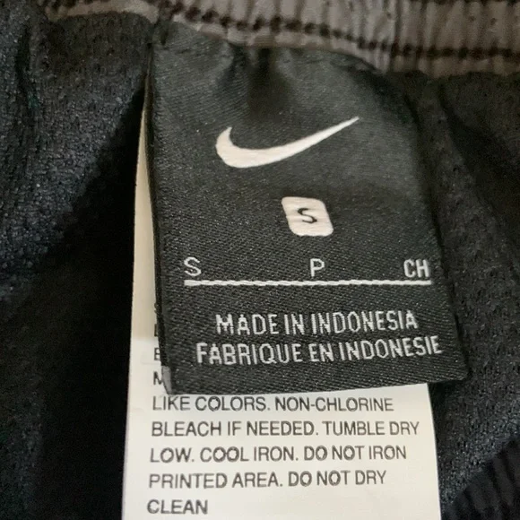 NEW NIKE Mens Black Water Repel Swim Shorts sz S - Picture 4 of 5